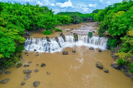 Foto de Vista aérea de la zona de ecoturismo en Dong Nai, Vietnam. Una escapada de fin de semana para todos con bosques, ríos, cascadas, piscinas. Picnics, camping y concepto de relajación. - Imagen libre de derechos