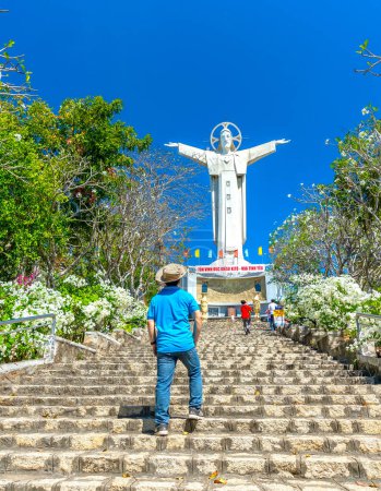 Téléchargez les photos : Vung Tau, Vietnam - 15 février 2022 : Statue de Jésus-Christ debout sur le mont Nho attire les pèlerins à visiter et adorer, l'endroit local le plus populaire à Vung Tau, Vietnam - en image libre de droit