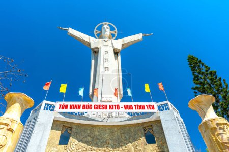 Téléchargez les photos : Vung Tau, Vietnam - 15 février 2022 : Christ Roi, statue de Jésus, debout sur le mont Nho dans la ville de Vung Tau, province de Ba Ria Vung Tau, Vietnam - en image libre de droit