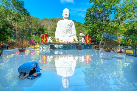 Téléchargez les photos : Vung Tau, Vietnam - 15 février 2022 : Grande statue de bouddha méditant devant la cour du temple. C'est un lieu où la spiritualité prie pour que chacun mène une vie paisible à Vung Tau, Vietnam - en image libre de droit