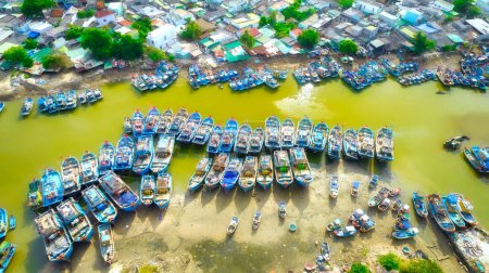 Village de pêcheurs de La Gi vu d'en haut avec des centaines de bateaux ancrés le long des deux rives de la rivière pour éviter les tempêtes près de l'estuaire, c'est aussi un grand port de pêche fournissant des fruits de mer dans le centre du Vietnam