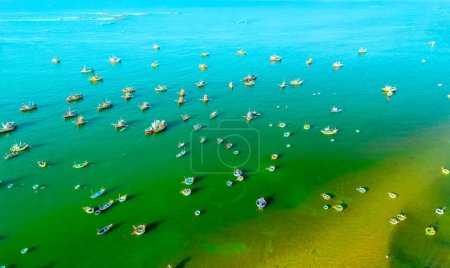 Téléchargez les photos : Mui Ne village de pêcheurs vu d'en haut avec des centaines de bateaux ancrés pour éviter les tempêtes, c'est une belle baie dans le centre du Vietnam - en image libre de droit