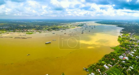 Téléchargez les photos : Vue aérienne du delta du Mékong à Sa Dec, Dong Thap, Vietnam, développement résidentiel, transport par voie navigable et économie agricole au Vietnam - en image libre de droit