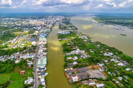 Téléchargez les photos : Vue aérienne du delta du Mékong à Sa Dec, Dong Thap, Vietnam, développement résidentiel, transport par voie navigable et économie agricole au Vietnam - en image libre de droit
