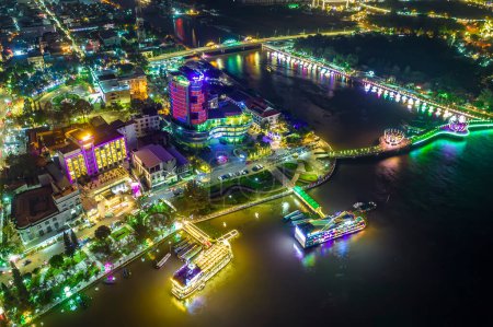 Foto de Can Tho ciudad, Can Tho, Vietnam por la noche, vista aérea. Esta es una gran ciudad en el delta del Mekong, el desarrollo de la infraestructura, la población y el centro de comercio de productos agrícolas de Vietnam - Imagen libre de derechos