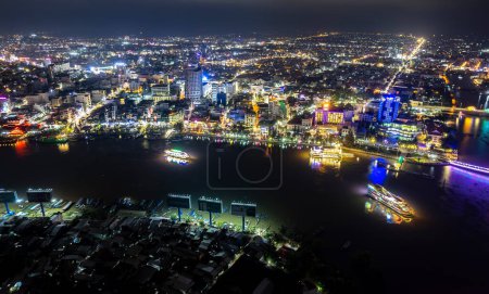 Foto de Can Tho ciudad, Can Tho, Vietnam por la noche, vista aérea. Esta es una gran ciudad en el delta del Mekong, el desarrollo de la infraestructura, la población y el centro de comercio de productos agrícolas de Vietnam - Imagen libre de derechos