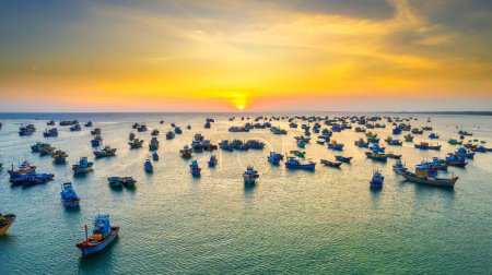Foto de Vista aérea del pueblo pesquero de Mui Ne en el cielo del atardecer con cientos de barcos anclados para evitar tormentas, esta es una hermosa bahía en el centro de Vietnam - Imagen libre de derechos
