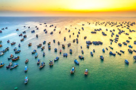 Vista aérea del pueblo pesquero de Mui Ne en el cielo del atardecer con cientos de barcos anclados para evitar tormentas, esta es una hermosa bahía en el centro de Vietnam