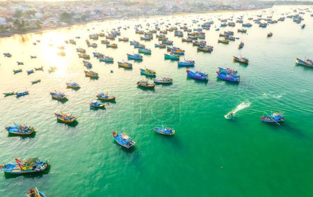 Téléchargez les photos : Vue aérienne du village de pêcheurs de Mui Ne le matin avec des centaines de bateaux ancrés pour éviter les tempêtes, c'est une belle baie dans le centre du Vietnam - en image libre de droit