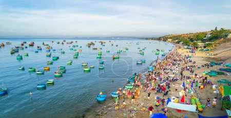 Téléchargez les photos : Mui Ne fish market seen from above, the morning market in a coastal fishing village to buy and sell seafood for the central provinces of Vietnam - en image libre de droit