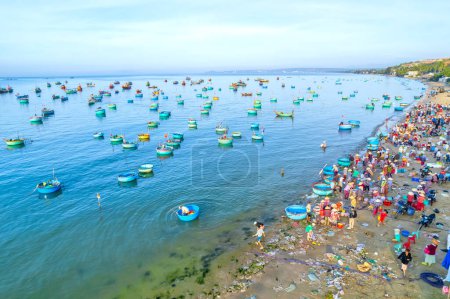 Téléchargez les photos : Mui Ne fish market seen from above, the morning market in a coastal fishing village to buy and sell seafood for the central provinces of Vietnam - en image libre de droit