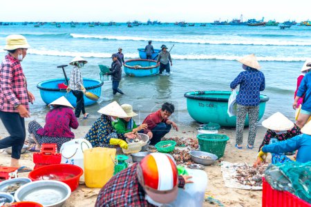 Téléchargez les photos : Mui Ne, Vietnam - 1er juillet 2022 : Marché aux poissons de Mui Ne le matin, un village côtier de pêcheurs pour acheter et vendre des fruits de mer pour les provinces centrales de Mui Ne, Vietnam - en image libre de droit