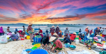 Téléchargez les photos : Mui Ne, Vietnam - 1er juillet 2022 : Marché aux poissons de Mui Ne le matin, un village côtier de pêcheurs pour acheter et vendre des fruits de mer pour les provinces centrales de Mui Ne, Vietnam - en image libre de droit