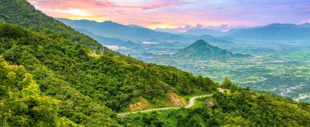 Foto de Increíble paisaje de Ngoan Muc paso de montaña, un peligroso enlace por carretera Phan Rang con Dalat de Vietnam, hermosa escena con terreno de montaña entre el bosque por la noche - Imagen libre de derechos