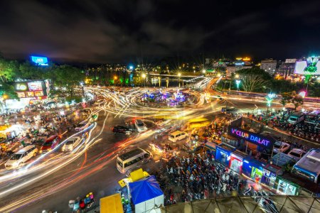 Foto de Da lat, Vietnam - 8 de julio de 2022: Da Lat city night beautiful tourism destination in central highlands Vietnam. Textura de desarrollo urbano, parques verdes y lago en Da Lat, Vietnam - Imagen libre de derechos