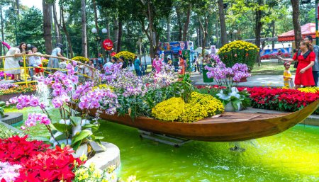 Foto de Ho Chi Minh City, Vietnam - 22 de enero de 2023: Escena del festival en el parque Tao Dan sirviendo el Año Nuevo Lunar en la mañana de primavera atrayendo visitantes en Ho Chi Minh City, Vietnam - Imagen libre de derechos