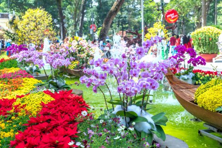 Foto de Ho Chi Minh City, Vietnam - 22 de enero de 2023: Escena del festival en el parque Tao Dan sirviendo el Año Nuevo Lunar en la mañana de primavera atrayendo visitantes en Ho Chi Minh City, Vietnam - Imagen libre de derechos