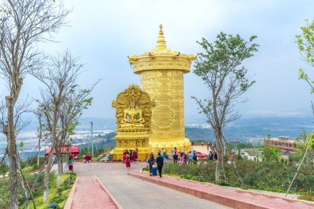 Foto de Da Lat, Vietnam - 11 de abril de 2023: Samten Hills Da Lat es el destino para nutrir el cuerpo, la mente y el espíritu. Un lugar pacífico para sentir las transiciones y cambios dentro de cada persona - Imagen libre de derechos