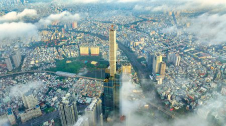 Téléchargez les photos : Vue aérienne du sommet du plus haut gratte-ciel de Ho Chi Minh-Ville par une journée d'hiver brumeuse. Paysage urbain à Ho Chi Minh-Ville, Vietnam - en image libre de droit
