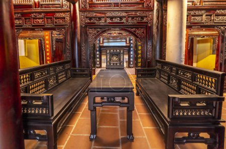 Téléchargez les photos : L'architecture à l'intérieur de la luxueuse vieille maison en bois de l'ancien 19ème siècle sont exposés dans un musée à Binh Duong, Vietnam - en image libre de droit