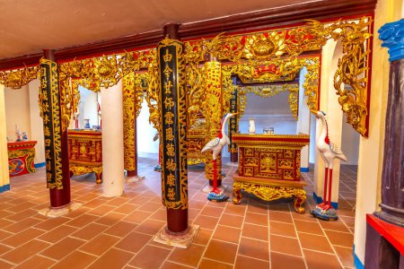 Téléchargez les photos : L'architecture à l'intérieur de la luxueuse vieille maison en bois de l'ancien 19ème siècle sont exposés dans un musée à Binh Duong, Vietnam - en image libre de droit