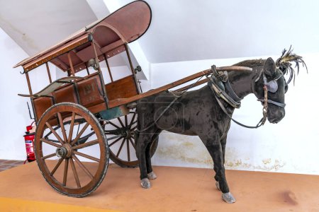 Téléchargez les photos : Des pousse-pousse à chevaux en bois du XIXe siècle sont exposés dans un musée à Binh Duong, au Vietnam - en image libre de droit