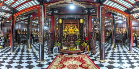 Téléchargez les photos : Vue intérieure avec statue de Bouddha de la pagode Hoi Khanh à Thu Dau Mot. Cette pagode a été construite en 1861 par des Chinois et très célèbre à Binh Duong, Vietnam - en image libre de droit