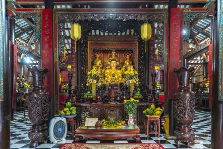 Téléchargez les photos : Vue intérieure avec statue de Bouddha de la pagode Hoi Khanh à Thu Dau Mot. Cette pagode a été construite en 1861 par des Chinois et très célèbre à Binh Duong, Vietnam - en image libre de droit