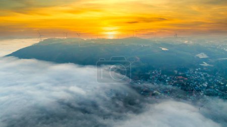Luftaufnahme der Vororte von Xuan Tho in der Nähe der Stadt Da Lat am Morgen bei nebligem Himmel und Sonnenaufgang. Dieser Ort gilt als schönster und friedlichster Ort, um den Sonnenaufgang im Hochland von Vietnam zu beobachten
