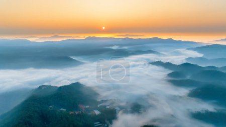Vista aérea de los suburbios de Xuan Tho cerca de la ciudad de Da Lat por la mañana con cielo brumoso y amanecer. Este lugar es considerado el más hermoso y pacífico para ver el amanecer en las tierras altas de Vietnam