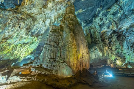 Dentro de la cueva Phong Nha en el Parque Nacional Phong Nha-Ke Bang, Patrimonio de la Humanidad por la UNESCO en Quang Binh, Vietnam
