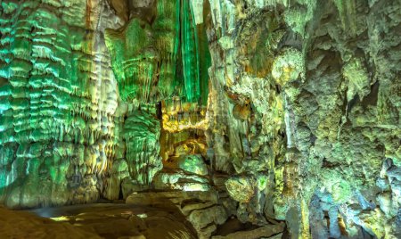 À l'intérieur de la grotte de Phong Nha dans le parc national de Phong Nha-Ke Bang, site du patrimoine mondial de l'UNESCO à Quang Binh, Vietnam