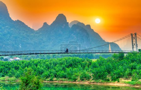 Foto de Paisaje de puente colgante sobre el río en el pueblo de Phong Nha Ke Bang National Park, Quang Binh, Vietnam - Imagen libre de derechos