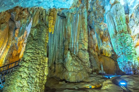 Belle grotte paradisiaque avec stalactites et stalagmites dans le parc national de Phong Nha, Quang Binh, Vietnam
