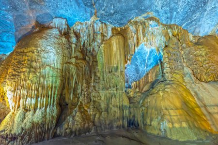 Hermosa cueva del paraíso con estalactitas y estalagmitas en el parque nacional Phong Nha, Quang Binh, Vietnam
