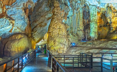 wunderschöne paradiesische Höhle mit Stalaktiten und Stalagmiten im Phong Nha Nationalpark, Quang Binh, Vietnam