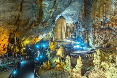 Belle grotte paradisiaque avec stalactites et stalagmites dans le parc national de Phong Nha, Quang Binh, Vietnam

