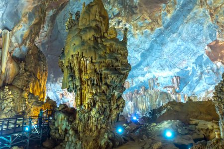 Hermosa cueva del paraíso con estalactitas y estalagmitas en el parque nacional Phong Nha, Quang Binh, Vietnam
