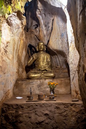 Buddha-Statue im Marmorgebirge, Da Nang, Vietnam. Marble Mountains ist eine Ansammlung von fünf Hügeln aus Marmor und Kalkstein