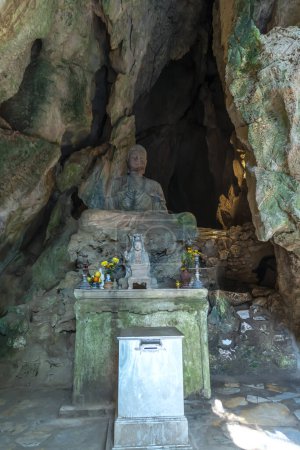 Estatua de Buda en las montañas de mármol, Da Nang, Vietnam. Mármol Montañas es un grupo de cinco colinas de mármol y piedra caliza