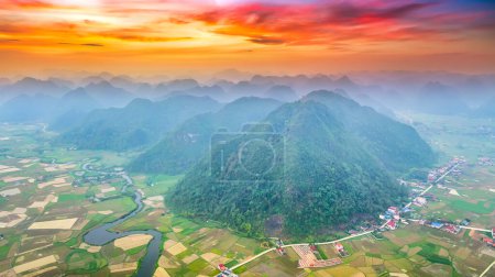 Die magische Szene der Berge ähnelt der aufeinanderfolgenden Botschaft, die sie in der Morgendämmerung im Bac Son Bezirk Lang Son, Vietnam, mit Schichten üppiger grüner Vegetation bedecken.