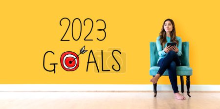 Téléchargez les photos : 2023 objectifs concept avec jeune femme tenant une tablette - en image libre de droit