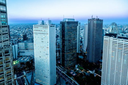 Foto de Rascacielos que se elevan sobre el paisaje urbano de Nishi-Shinjuku, Tokio, Japón al atardecer - Imagen libre de derechos