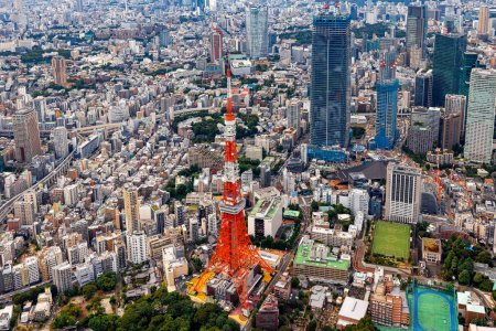 Vista aérea de la Torre de Tokio en Minato City, Tokio, Japón