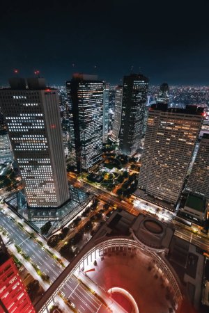 Foto de Rascacielos que se elevan por encima del paisaje urbano nocturno de Nishi-Shinjuku, Tokio, Japón - Imagen libre de derechos