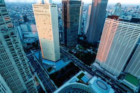 Foto de Rascacielos que se elevan sobre el paisaje urbano de Nishi-Shinjuku, Tokio, Japón al atardecer - Imagen libre de derechos