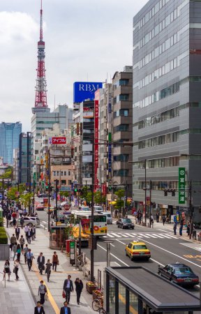 Foto de TOKIO - 17 DE MAYO DE 2014: Tráfico y peatones se mueven a través de Minato, Tokio, Japón - Imagen libre de derechos