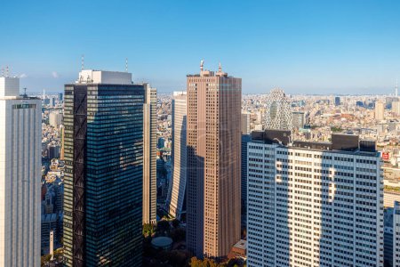 Foto de Rascacielos que se elevan sobre el paisaje urbano de Nishi-Shinjuku, Tokio, Japón - Imagen libre de derechos