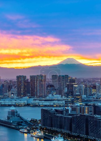 Foto de Vista del Monte Fuji desde Tokio, Japón al atardecer con rara sombra de montaña - Imagen libre de derechos