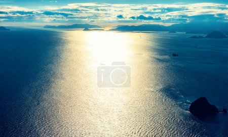 Foto de Vista aérea del mar de Seto de Japón frente a la costa de Matsuyama - Imagen libre de derechos